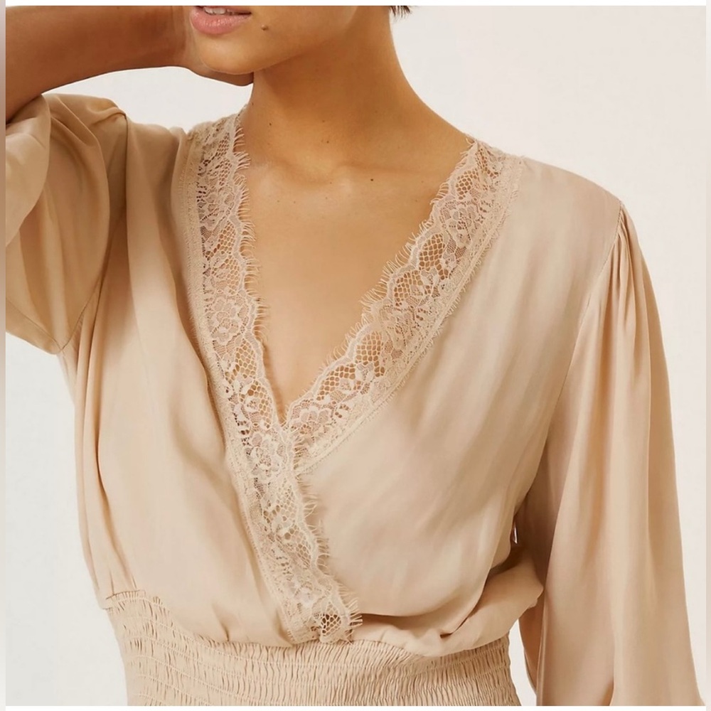 EUC - Dolan Lever Coast deep V top